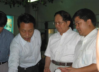 著名健康教育專家洪紹光到桂林進(jìn)行“健康生活方式”講座時蒞臨康興參觀